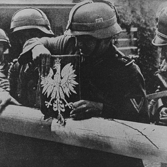 Wrzesień 1939 r. Żołnierze niemieccy niszczą szlaban graniczny i godło Polski / Źródło: Wikimedia Commons 